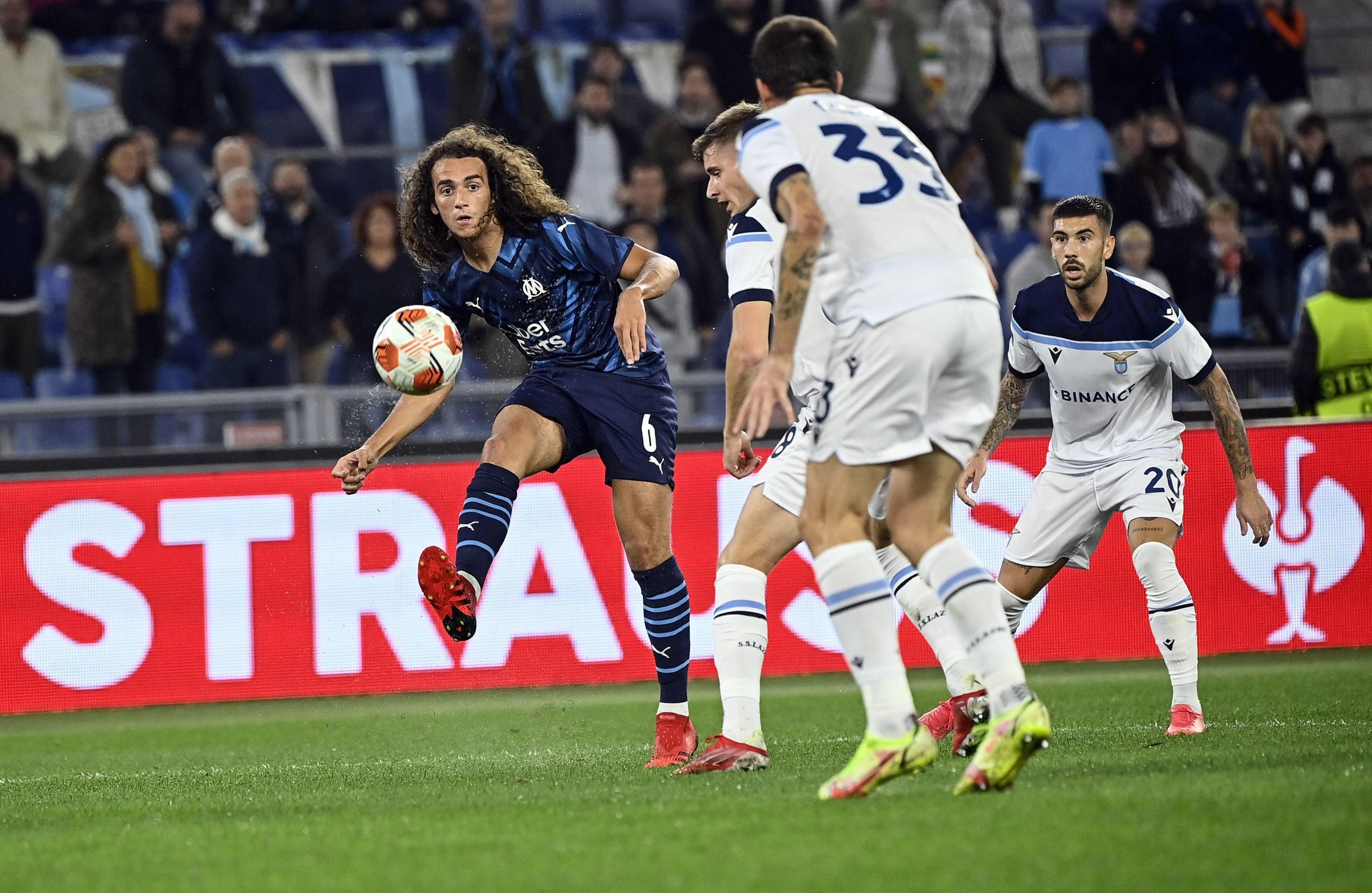 国际足球联赛中球队斗志昂扬