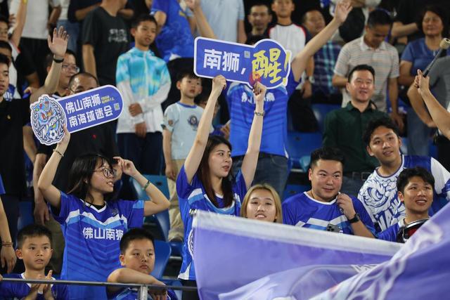 摇旗呐喊：篮球比赛球迷热情高涨，音浪滚滚