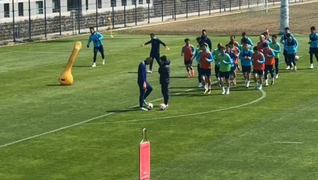 欧预赛热情迎战,球迷热情助威 欧预赛热情迎战,球迷热情助威