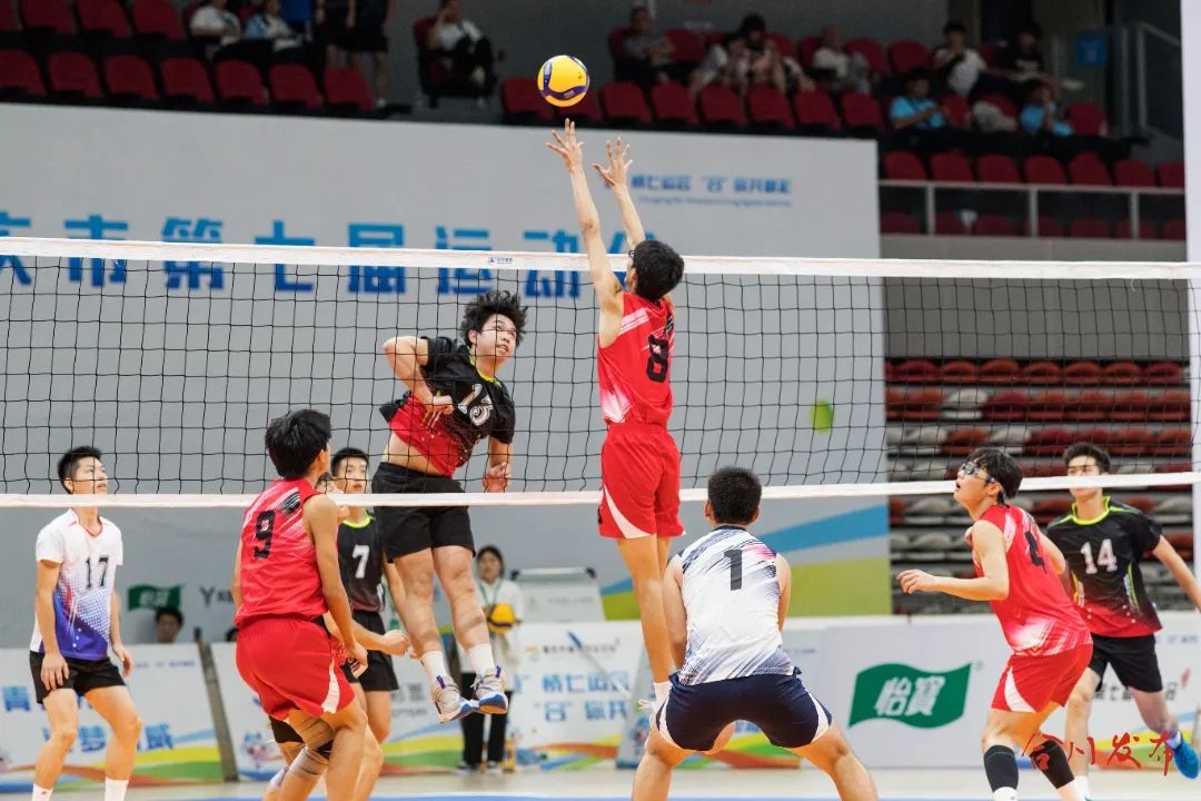 火爆体育场上的比赛,观众热情高涨 火爆体育场上的比赛,观众热情高涨