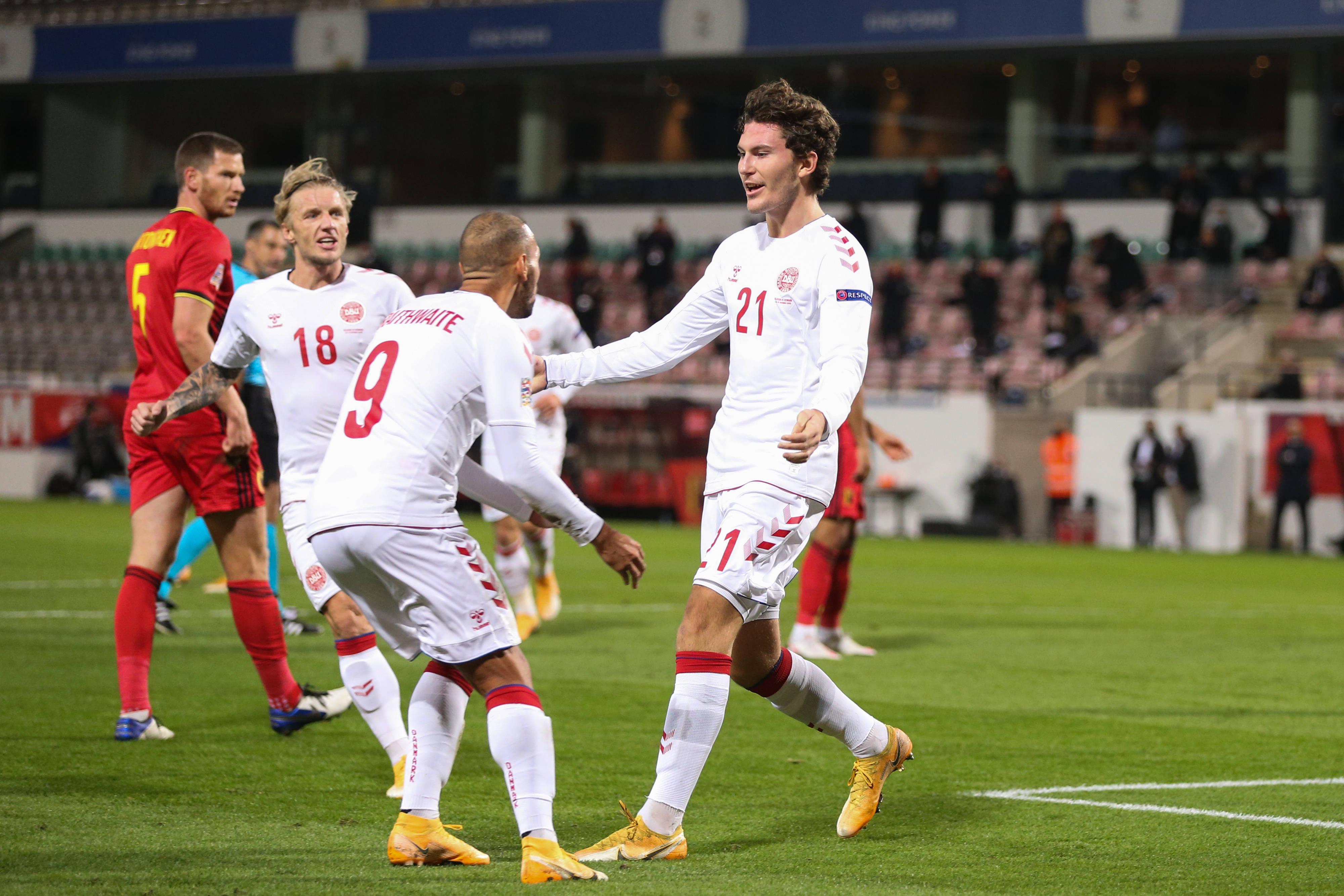 足球比赛场上卓越竞技，球员表现亮眼