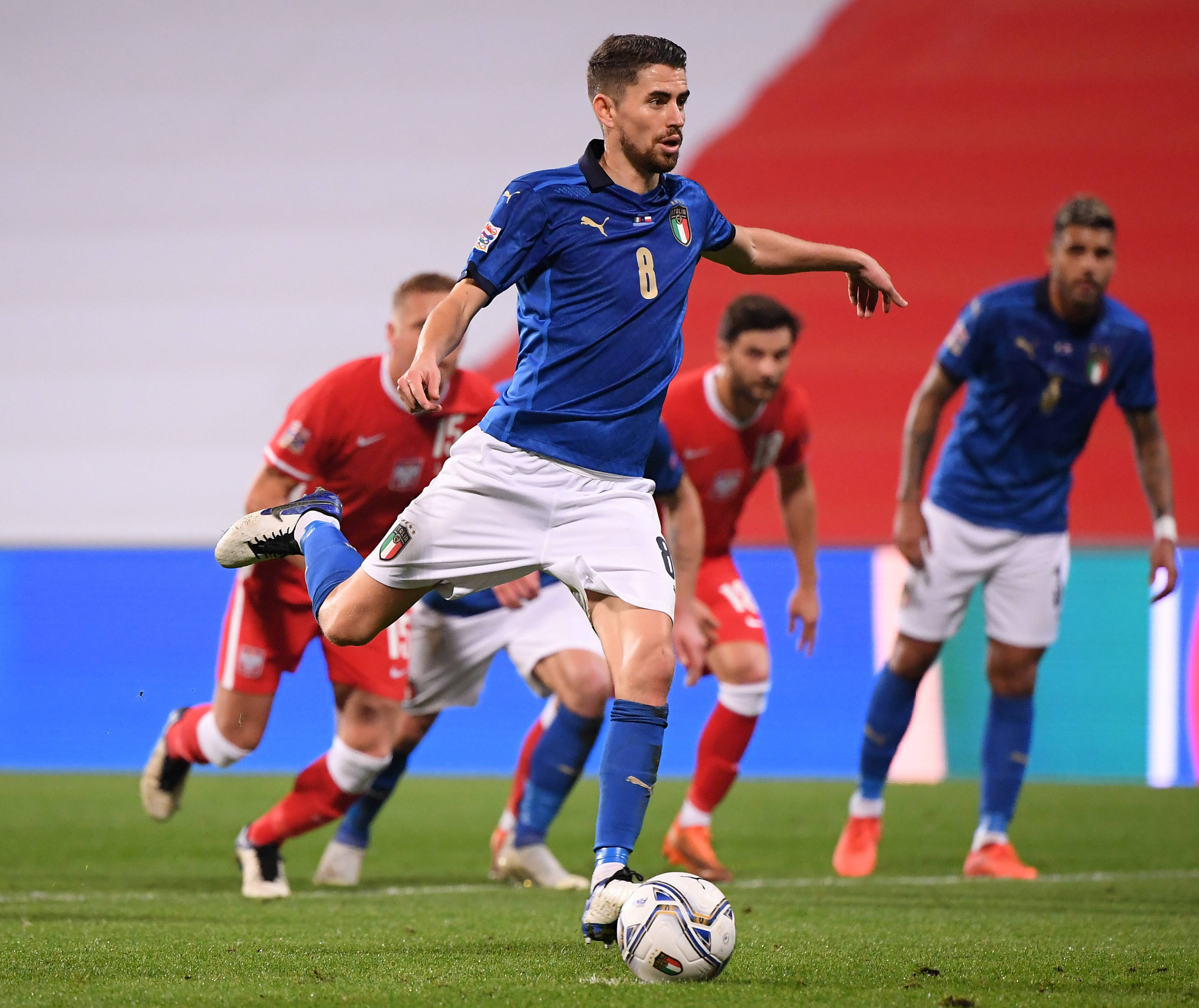 意大利主场力克荷兰，赢得激烈比拼