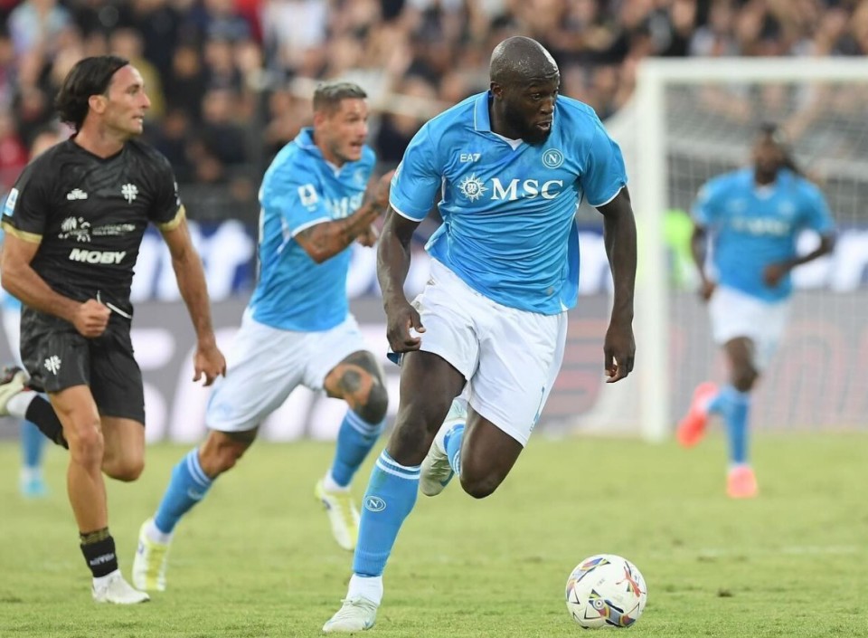 那不勒斯客场大胜,稳固领先地位 那不勒斯客场大胜,稳固领先地位