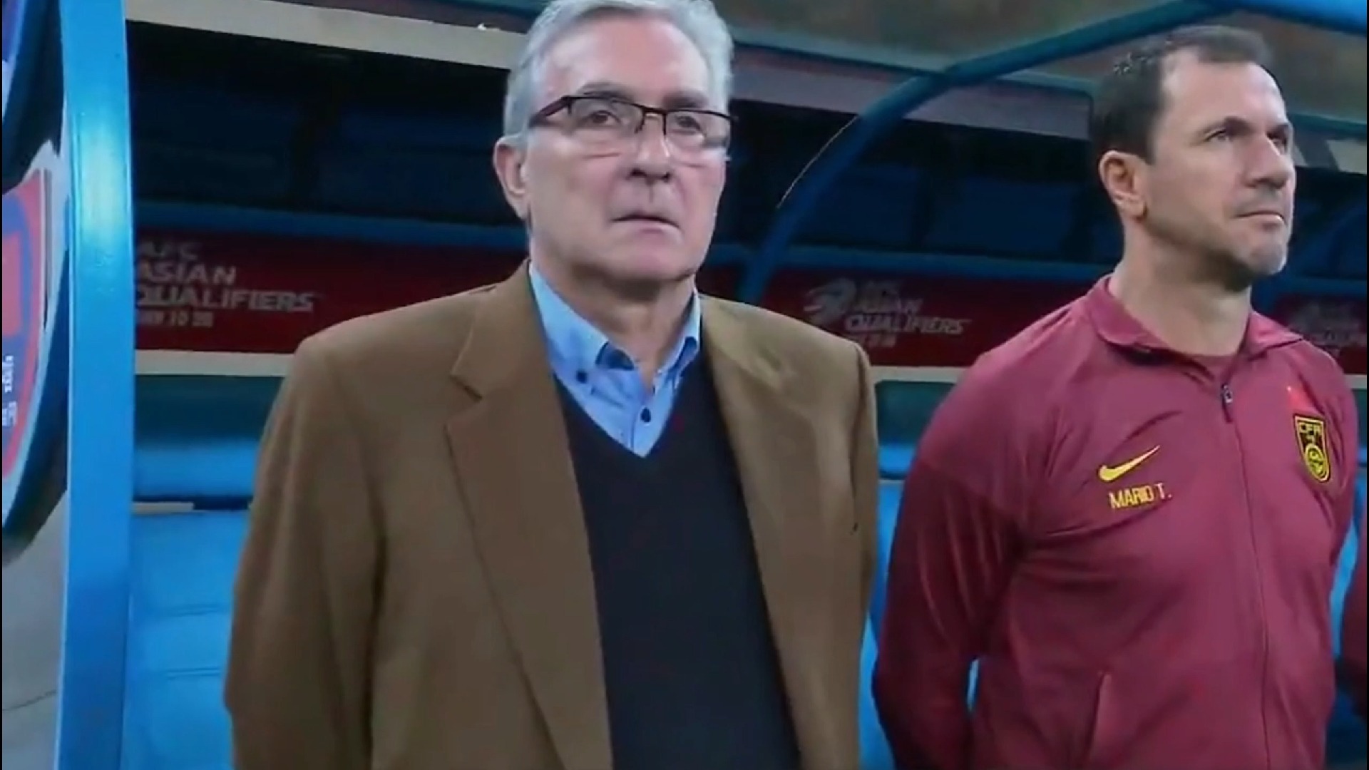 数万球迷沸腾,谁能笑到最后? 数万球迷沸腾,谁能笑到最后?