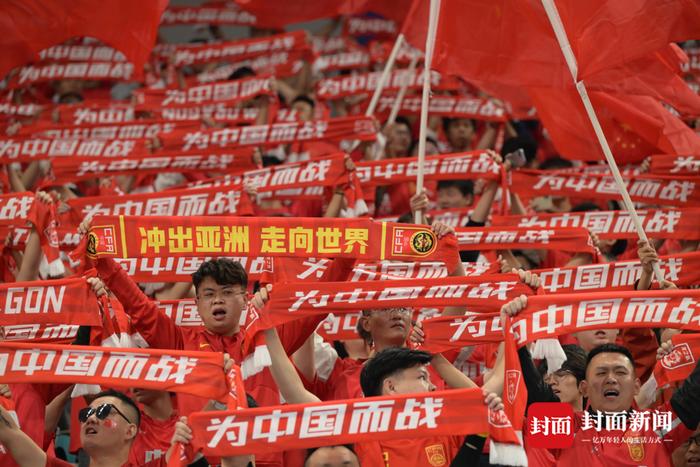 数万球迷沸腾,谁能笑到最后? 数万球迷沸腾,谁能笑到最后?