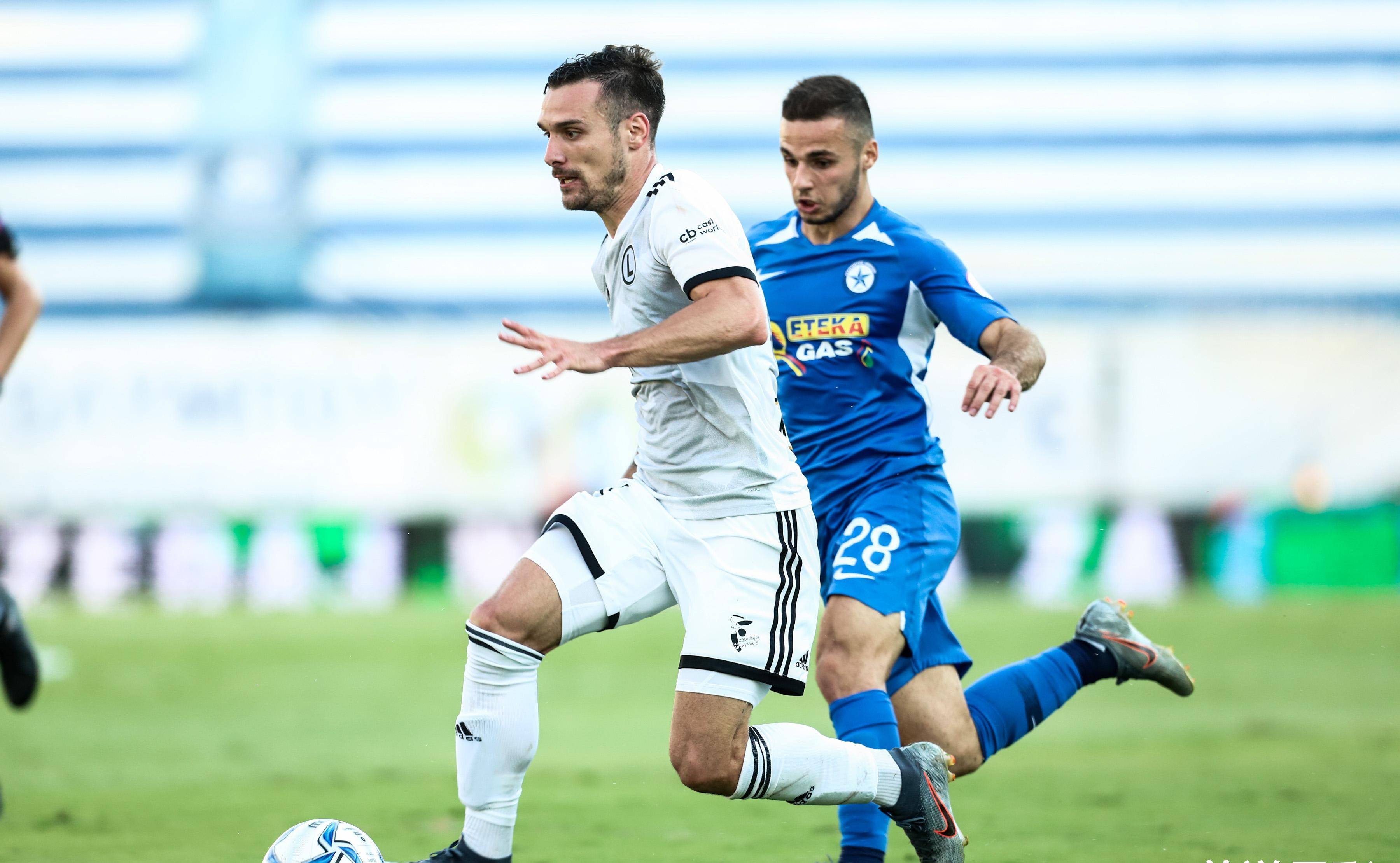 球队士气高昂,以绝对优势战胜对手 球队士气高昂,以绝对优势战胜对手