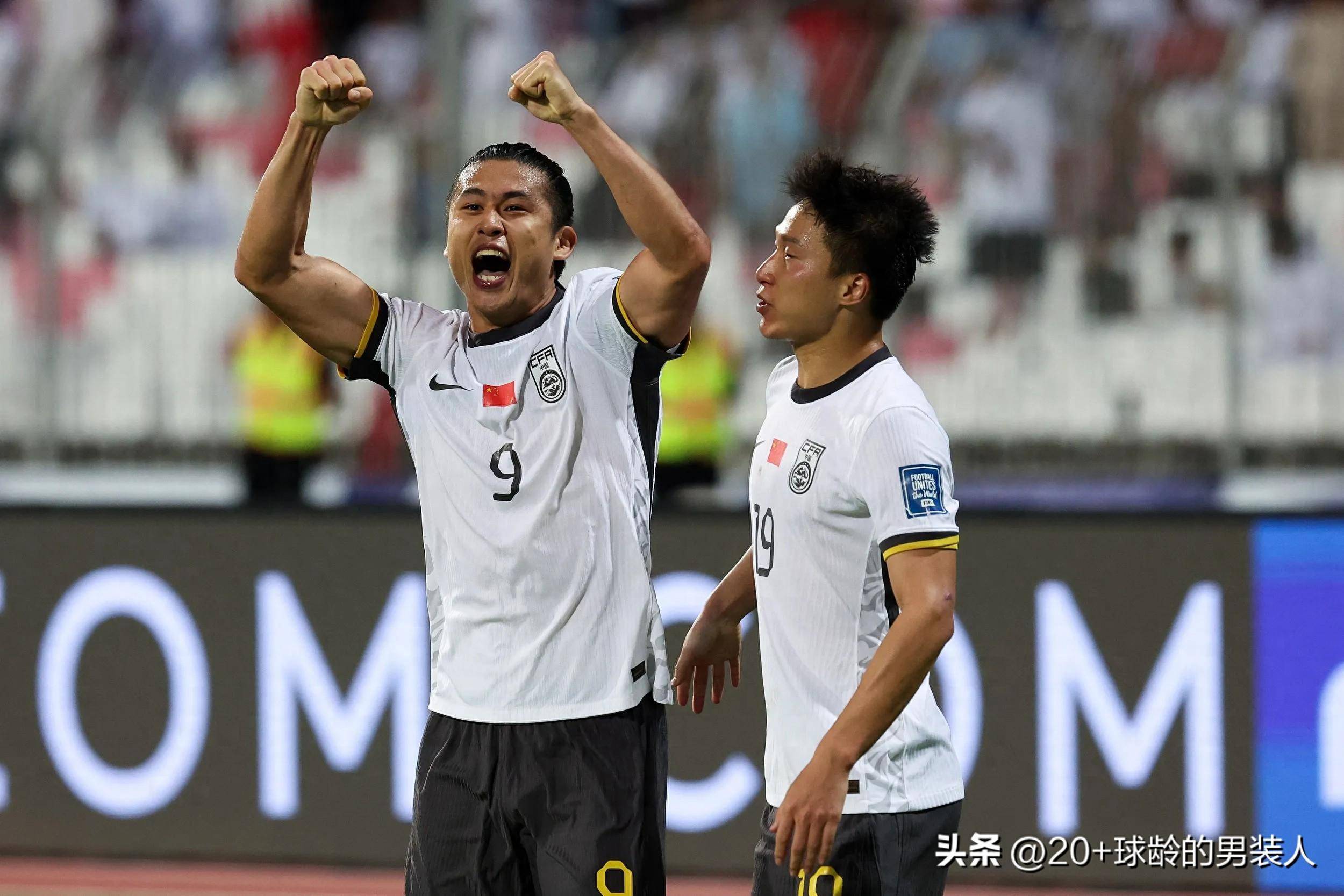 球队士气高昂,以绝对优势战胜对手 球队士气高昂,以绝对优势战胜对手