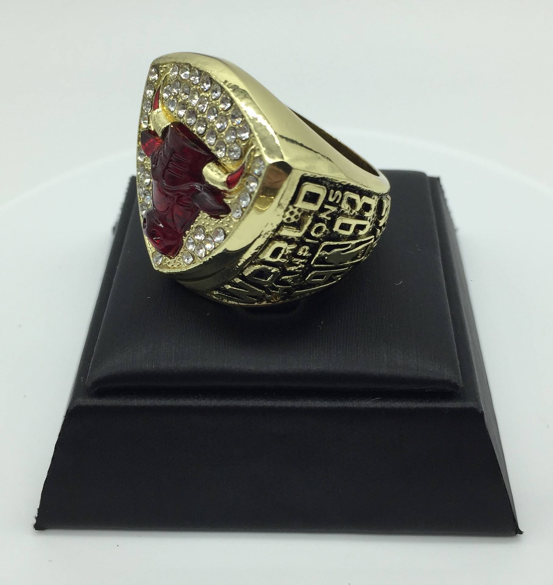 豪门队长身披欧国联冠军戒指,球迷欣喜若狂 豪门队长身披欧国联冠军戒指,球迷欣喜若狂