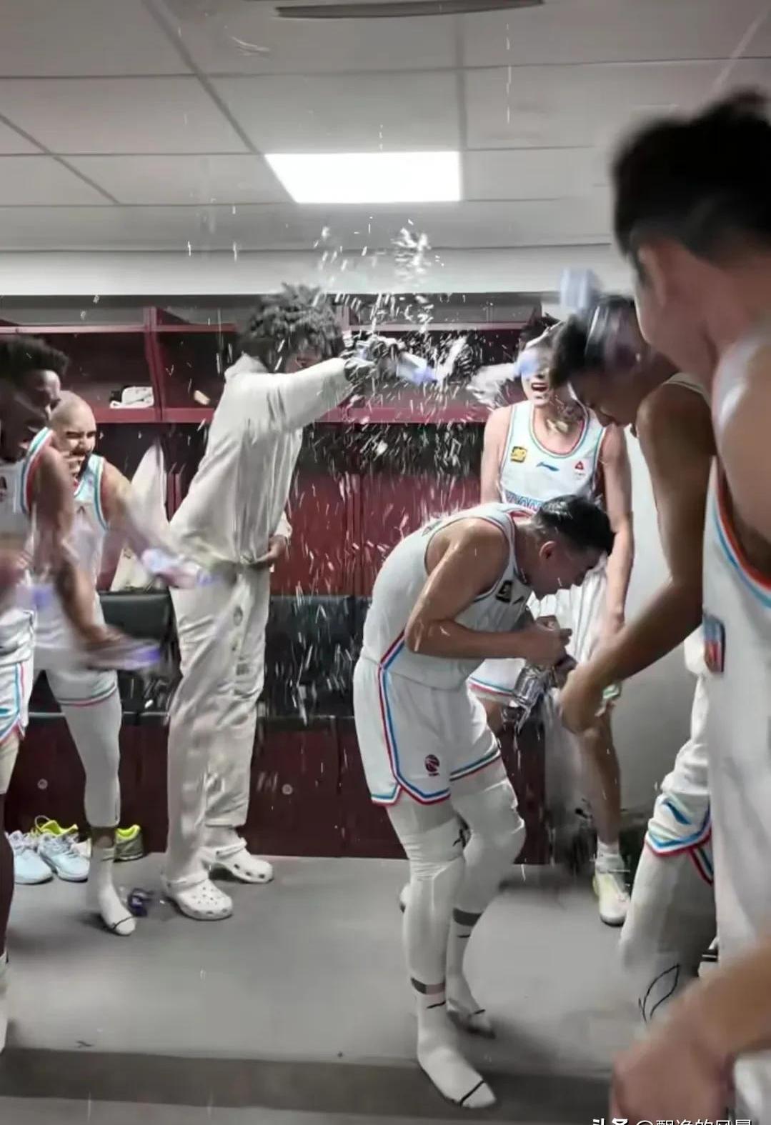 摩擦不断，敌手与对手同台竞技