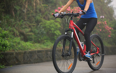 荷兰女子自行车选手速度惊人,一路领先 荷兰女子自行车选手速度惊人,一路领先