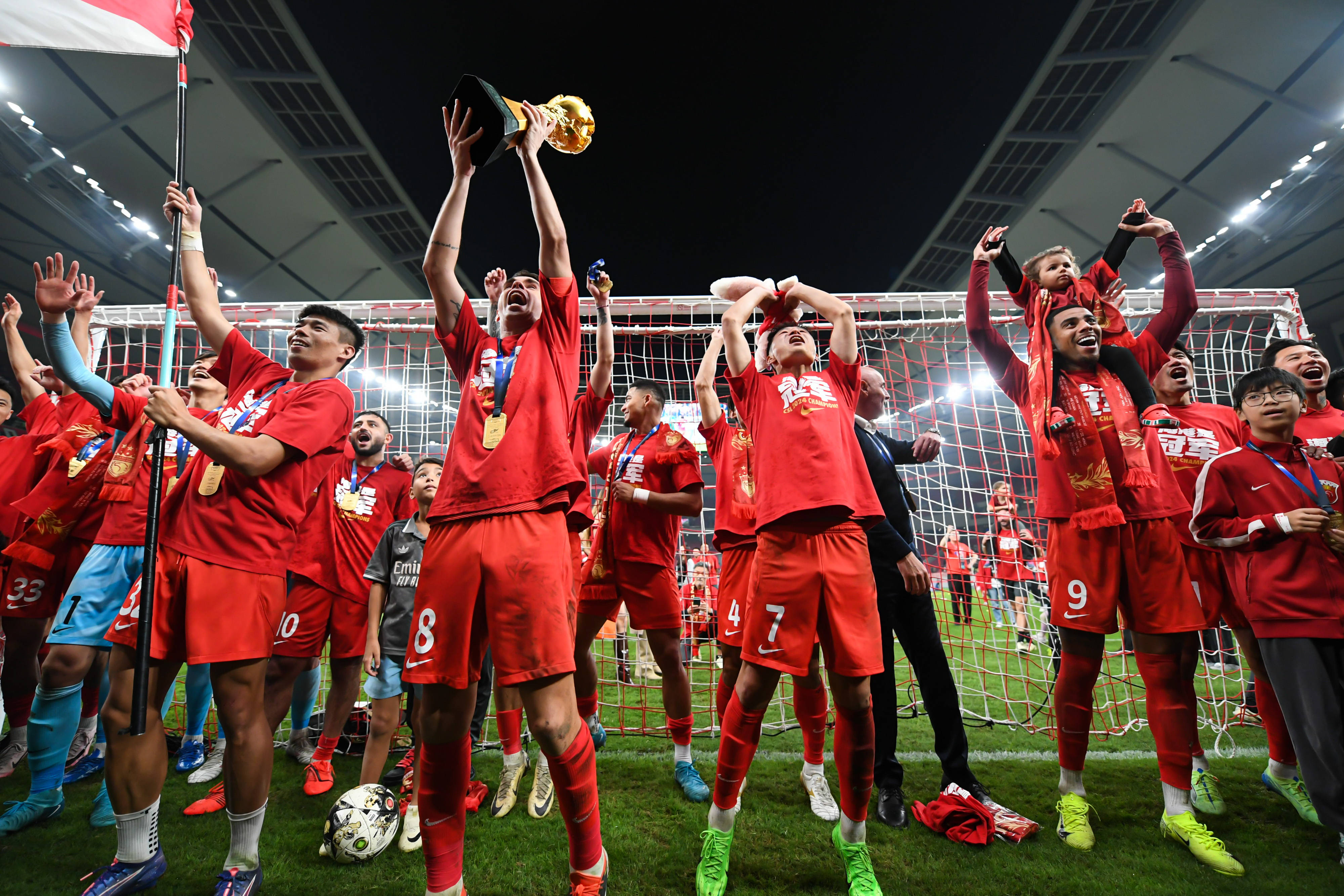 中超赛场上的激烈角逐备受瞩目