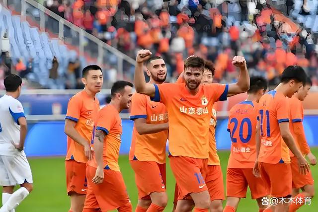中超赛场上的激烈角逐备受瞩目