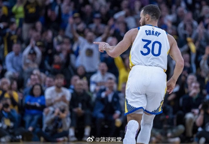 勇士客场大胜灰熊,库里砍下27分 勇士客场大胜灰熊,库里砍下27分