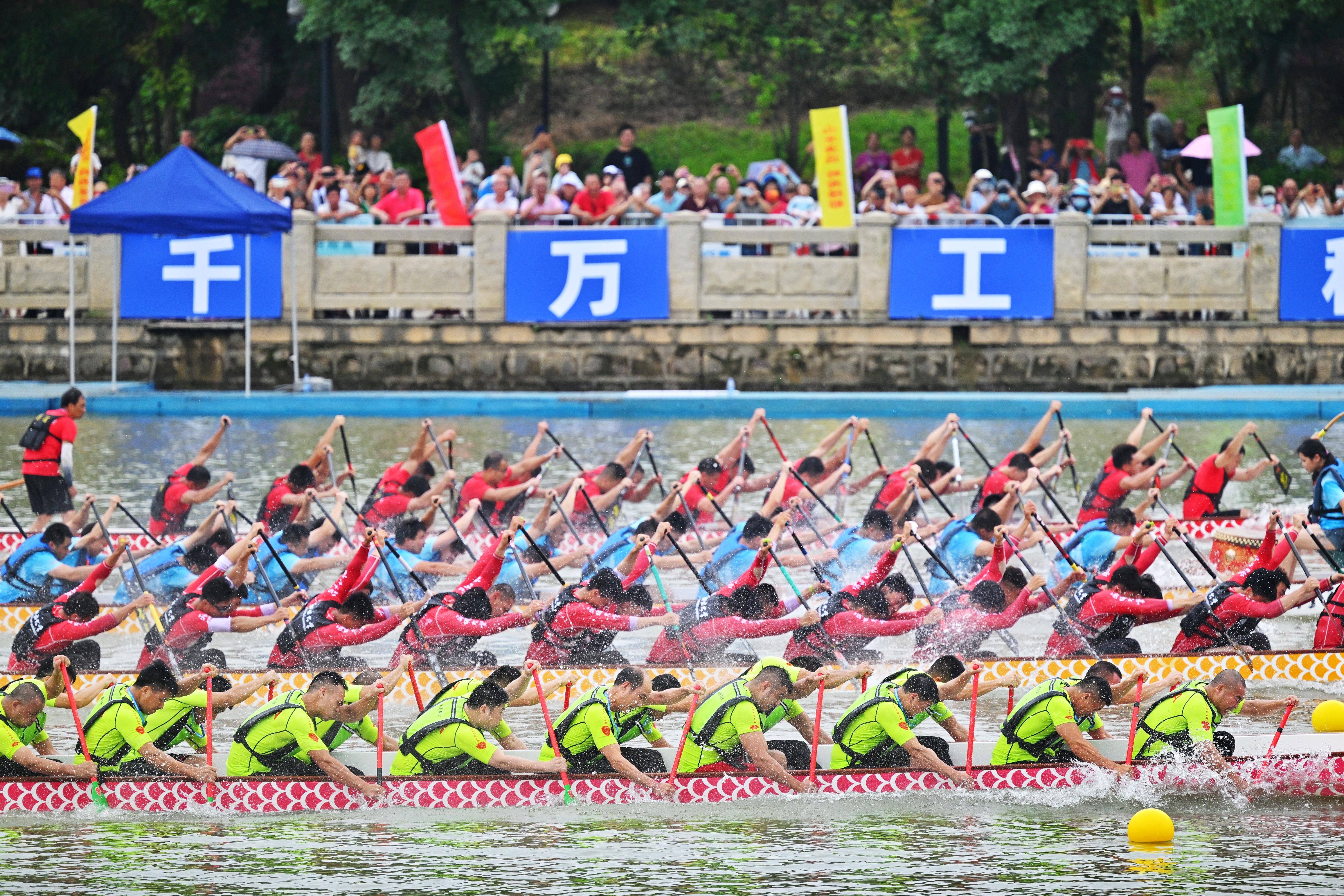 情绪高涨,队伍士气高昂赢得比赛 情绪高涨,队伍士气高昂赢得比赛