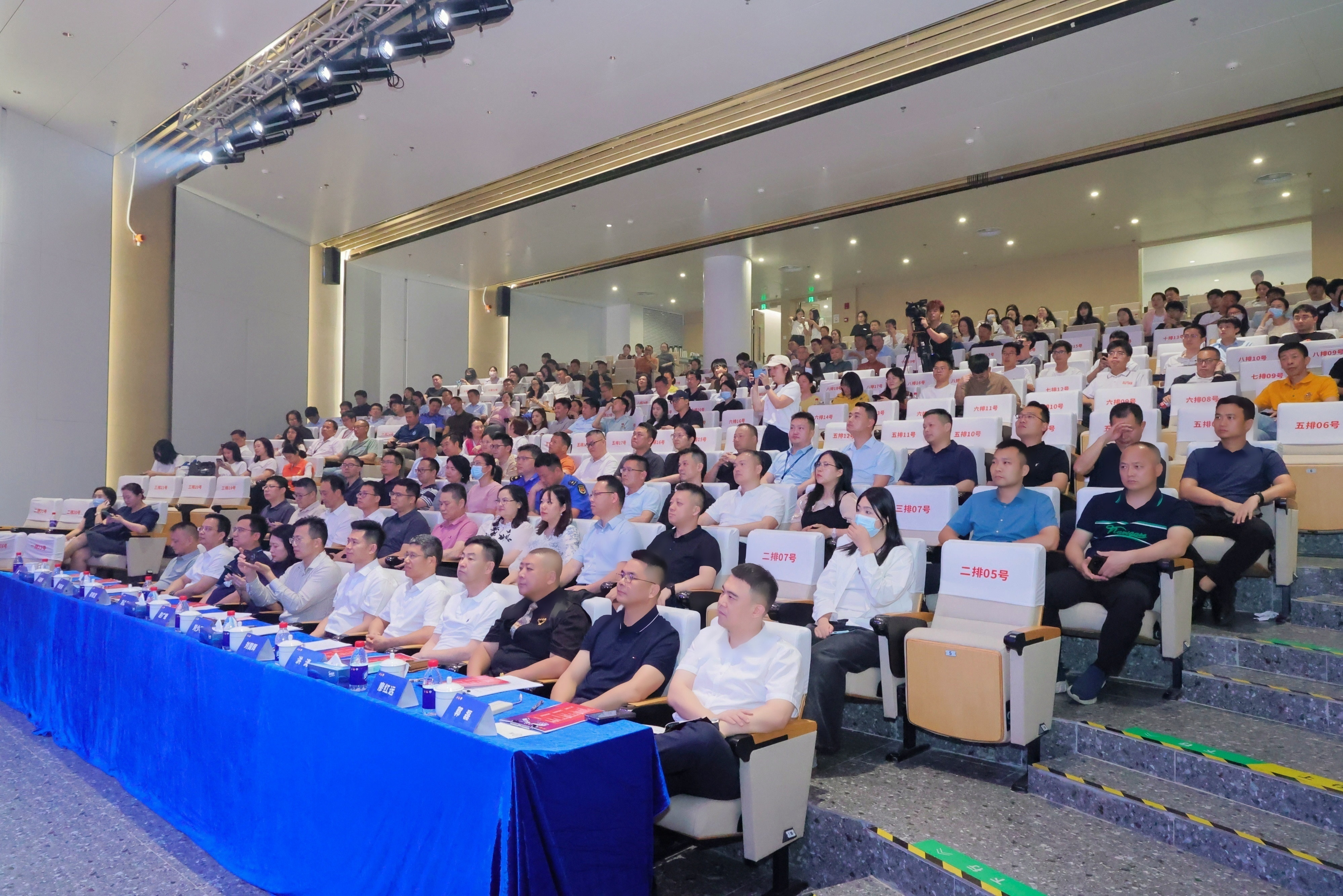 选手实力可观,赛场赢得掌声 选手实力可观,赛场赢得掌声