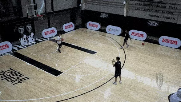 红魔魔术师献绝技,帮助球队战胜对手 红魔魔术师献绝技,帮助球队战胜对手