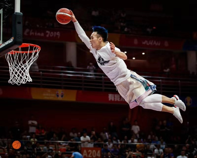 花式扣篮惊艳全场,球队轻松获胜 花式扣篮惊艳全场,球队轻松获胜