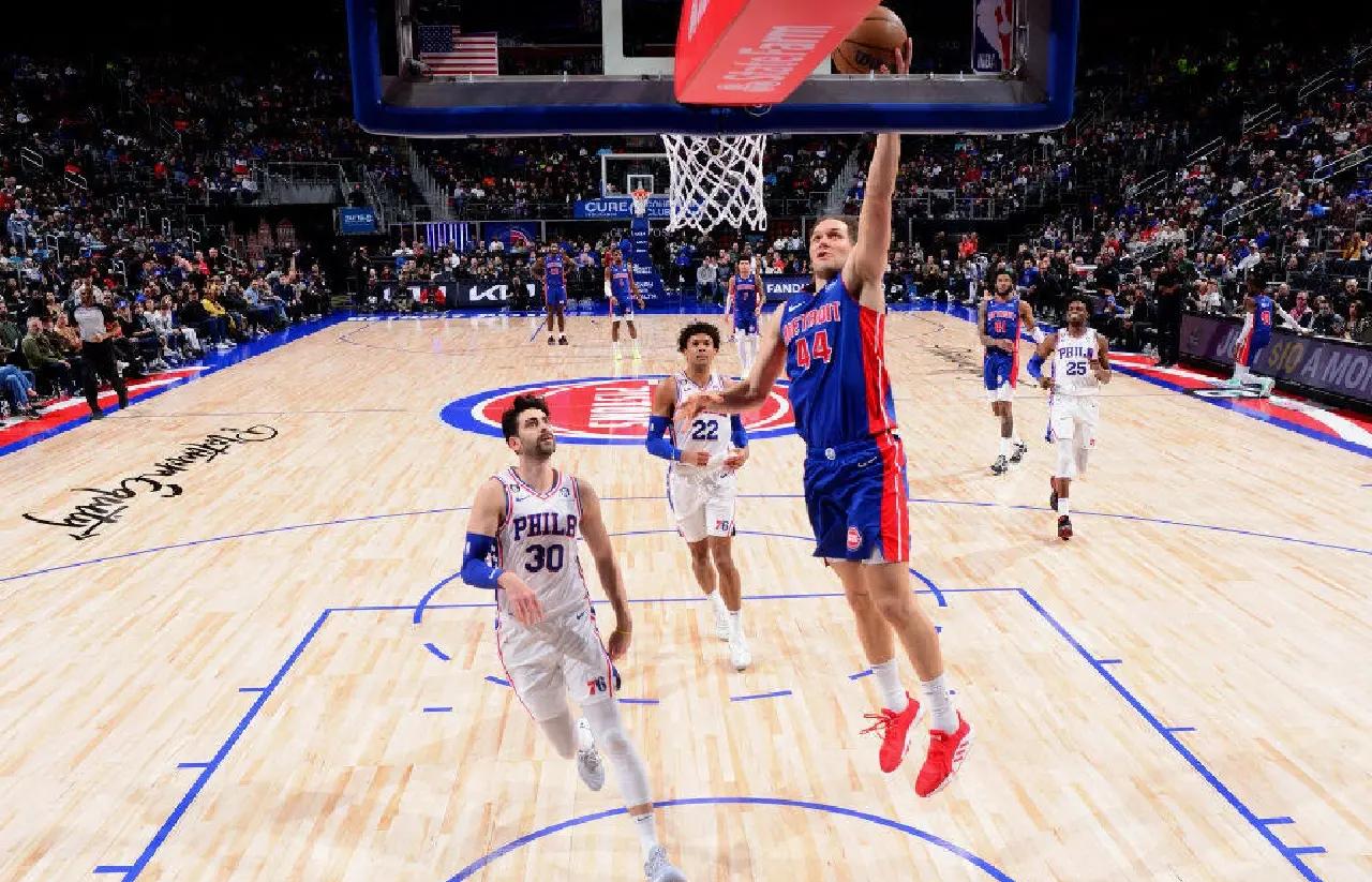 花式扣篮惊艳全场,球队轻松获胜 花式扣篮惊艳全场,球队轻松获胜