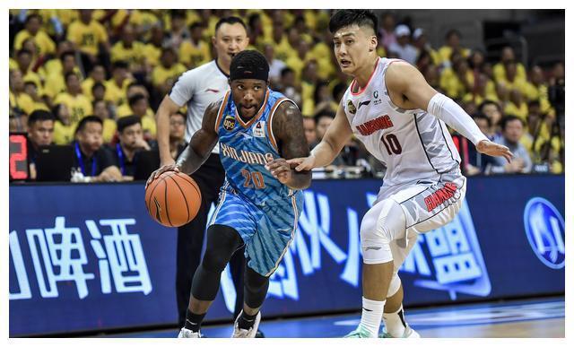 贵州男篮新赛季争议不断,备受关注 贵州男篮新赛季争议不断,备受关注