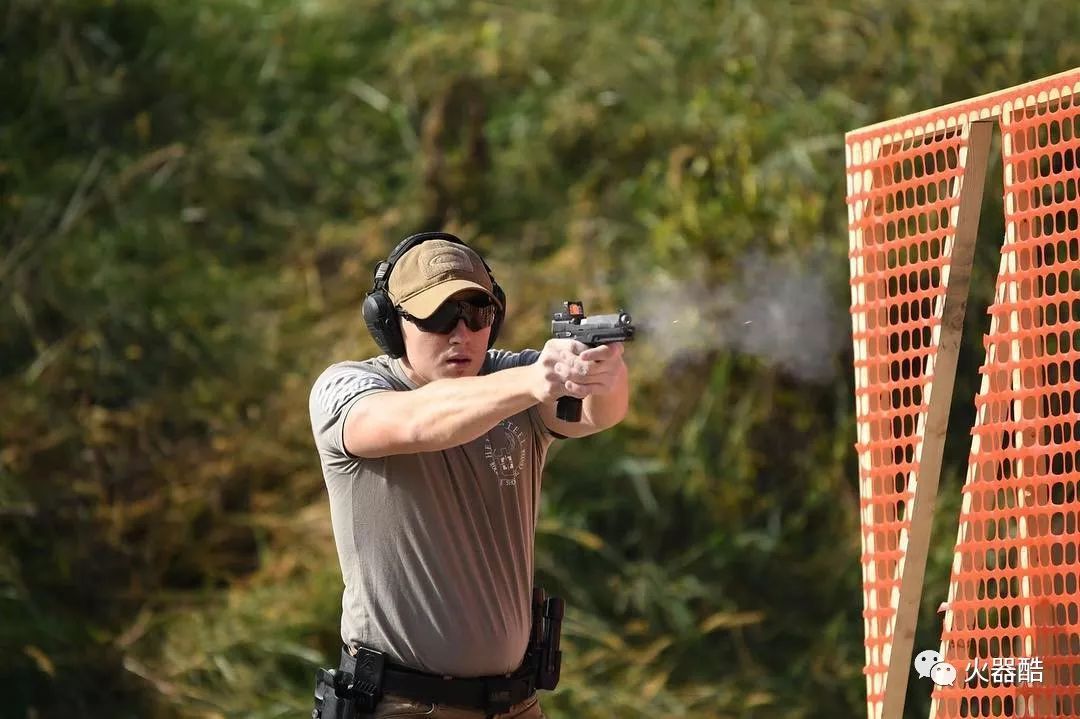 争夺激烈!射击高手精准命中夺标 争夺激烈!射击高手精准命中夺标
