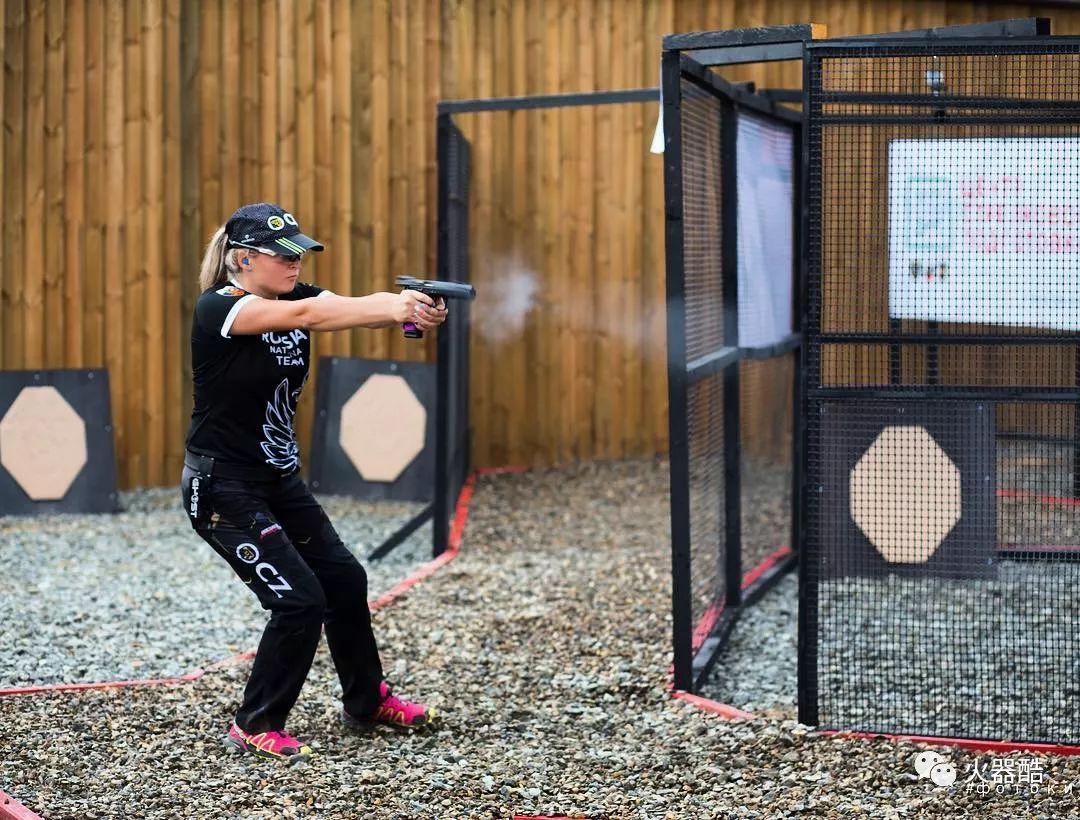 争夺激烈!射击高手精准命中夺标 争夺激烈!射击高手精准命中夺标