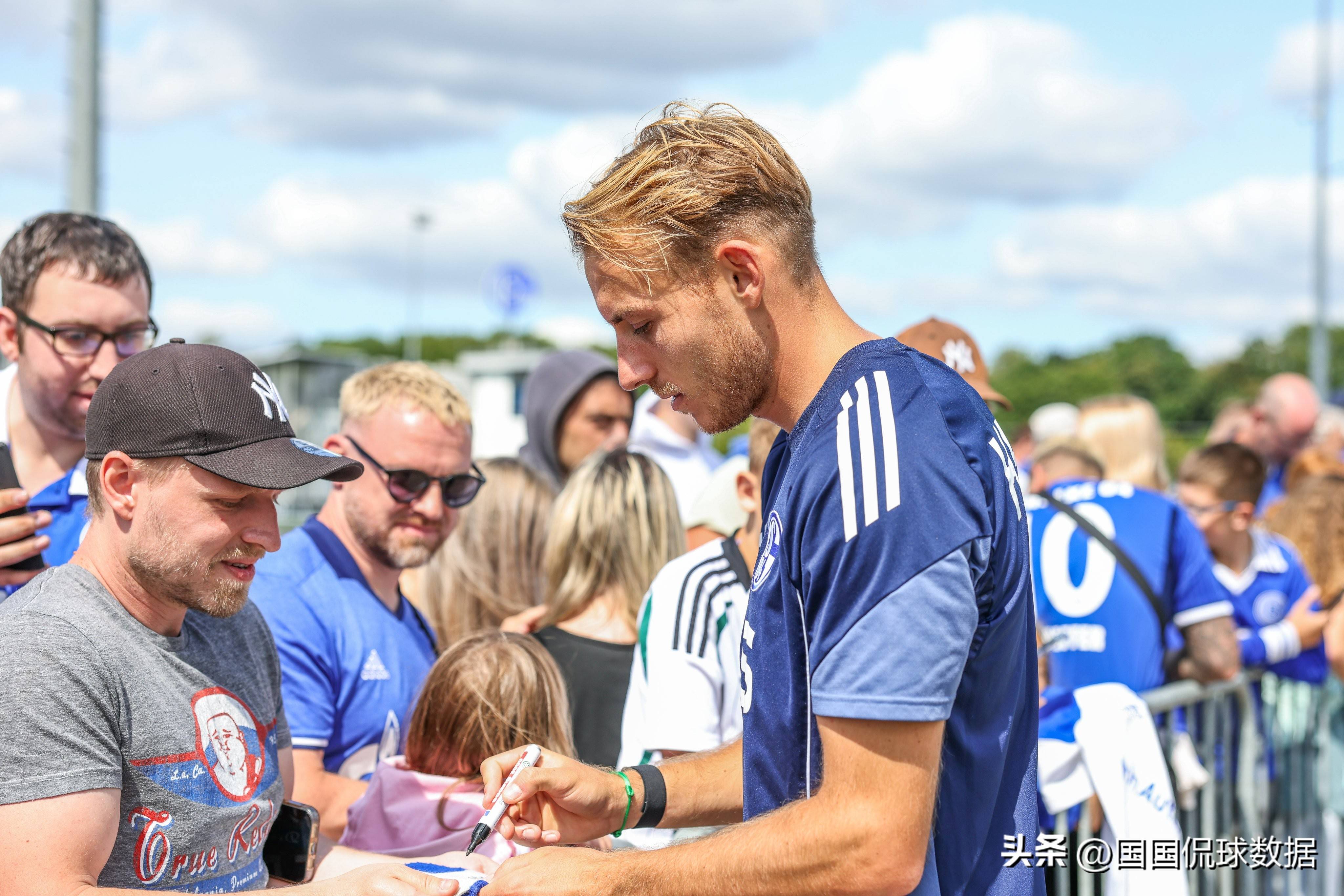 沙尔克04球队备战有方，冲刺胜利