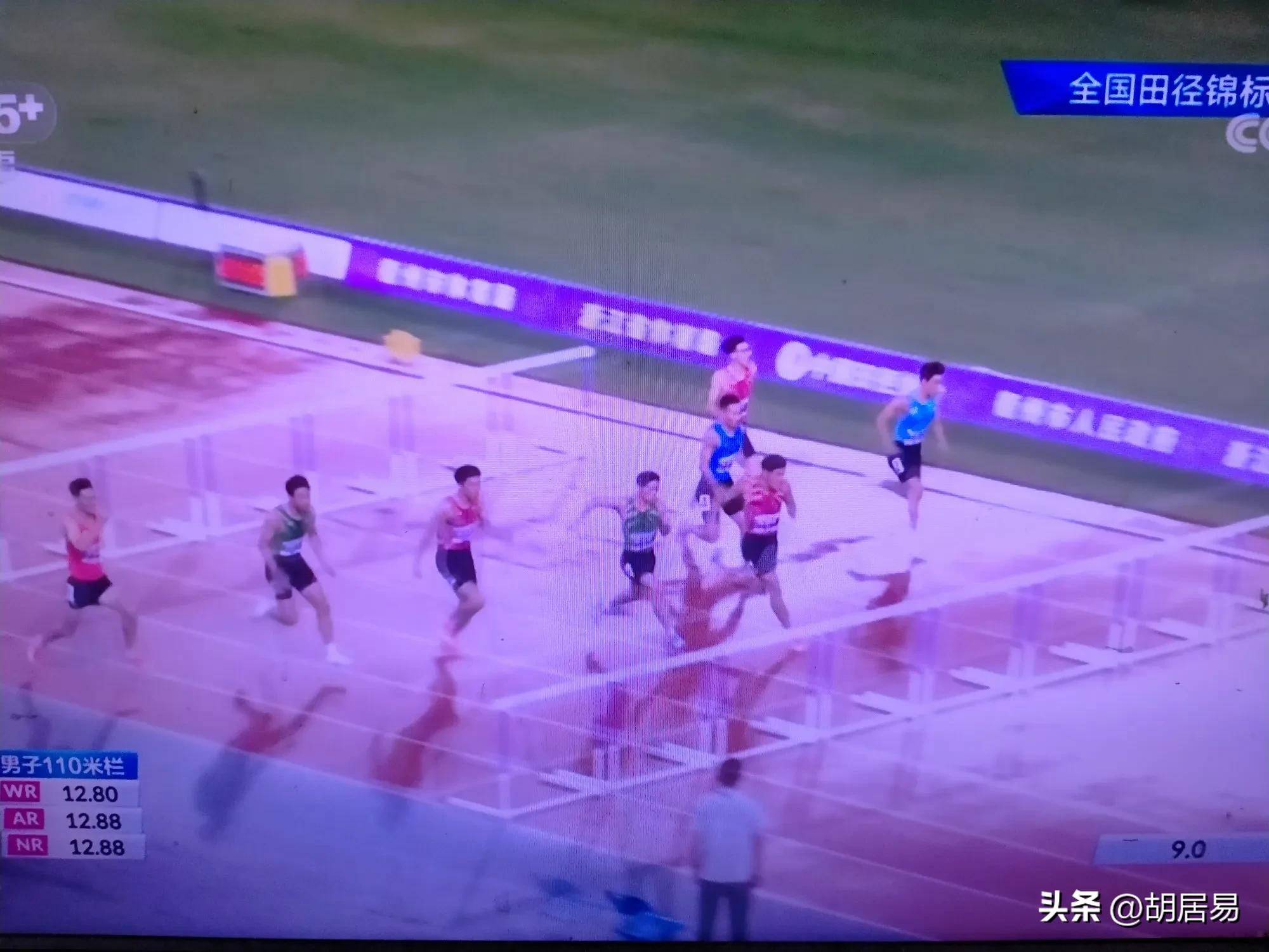 田径决赛瞬息万变,选手拼尽全力 田径决赛瞬息万变,选手拼尽全力