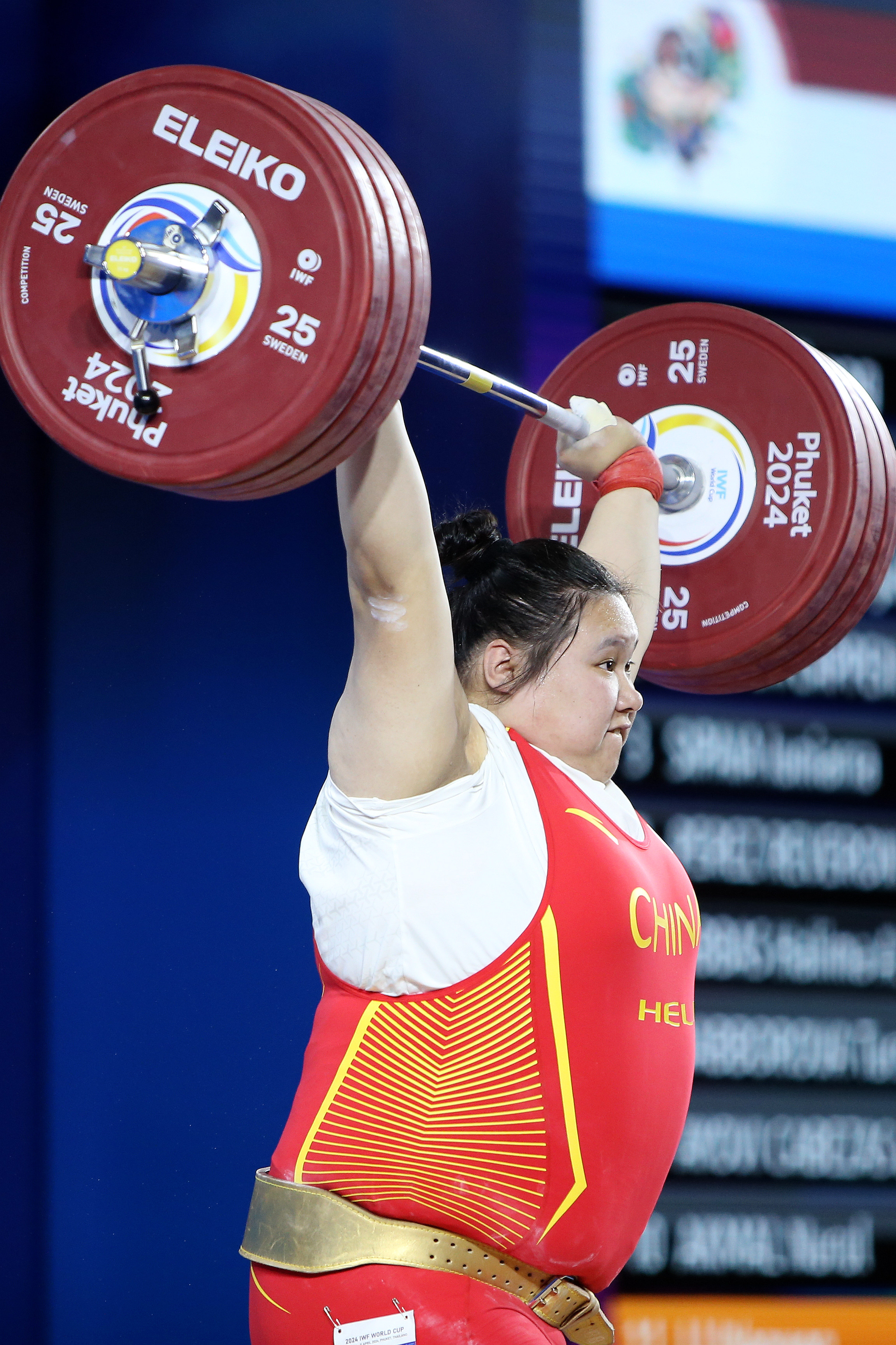 举重选手在竞争中呈现出强劲实力 举重选手在竞争中呈现出强劲实力