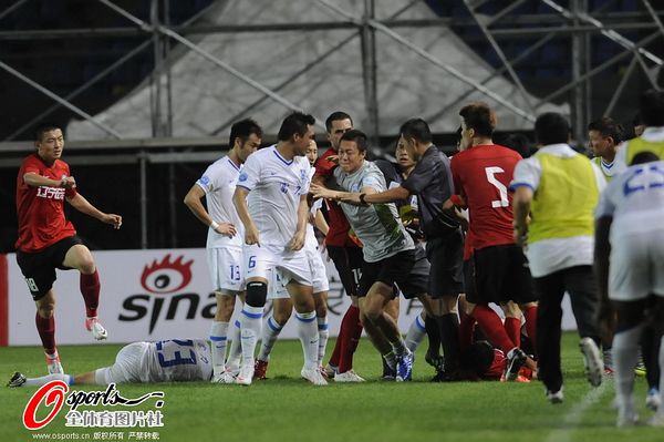 较量激烈,胜负未定场面混乱 较量激烈,胜负未定场面混乱