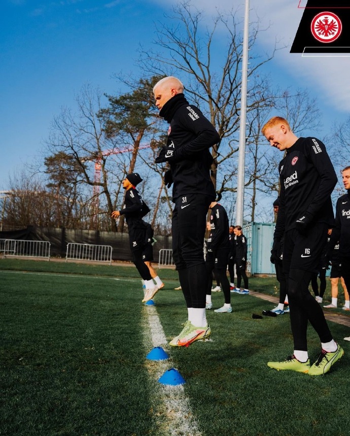 美因茨队员集中精力备战,力求取胜 美因茨队员集中精力备战,力求取胜