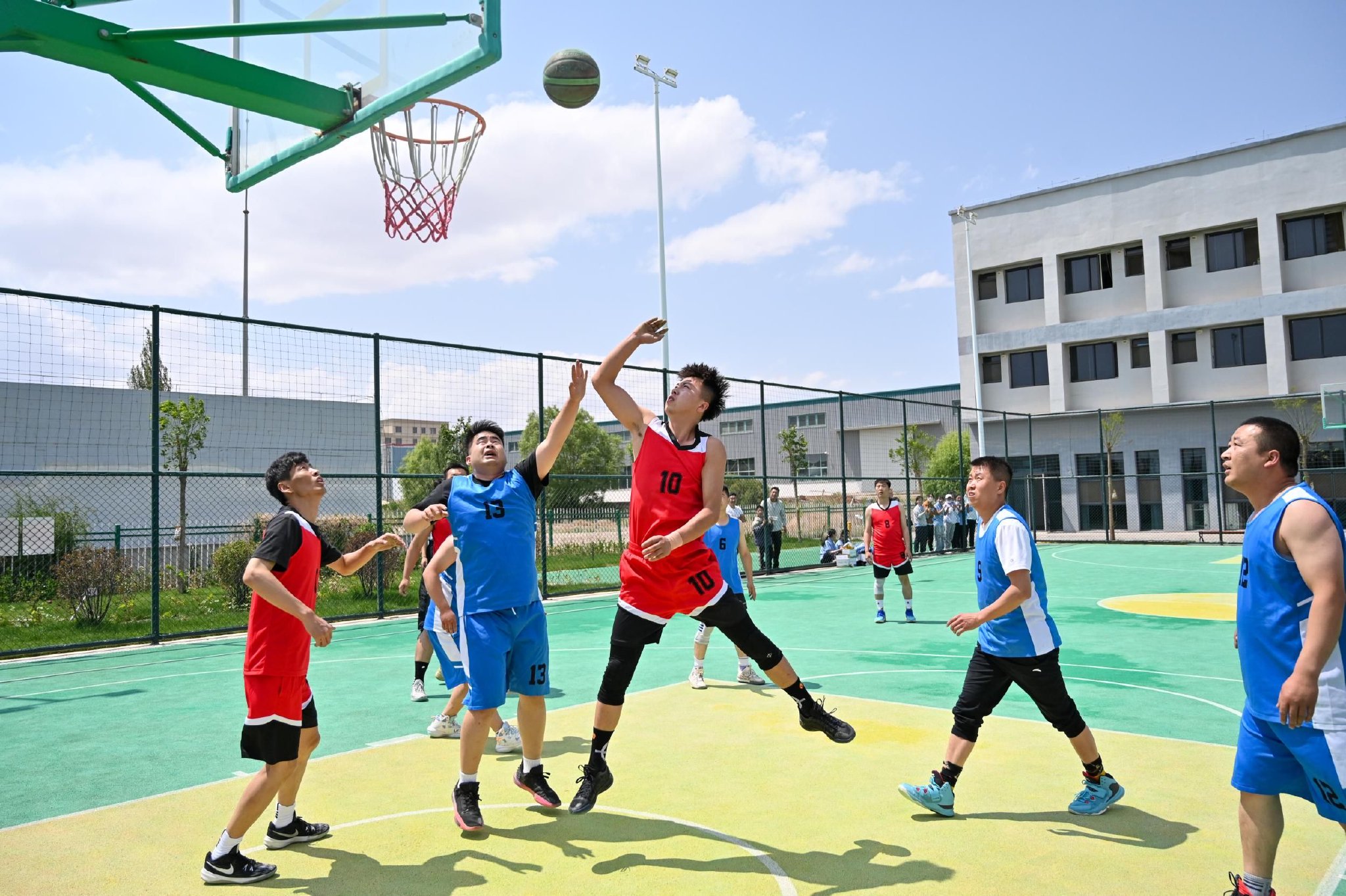篮球赛场火爆上演,赛况紧张刺激动人 篮球赛场火爆上演,赛况紧张刺激动人