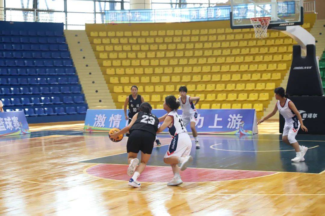 欧洲街头篮球盛行,青少年热情投入比赛 欧洲街头篮球盛行,青少年热情投入比赛