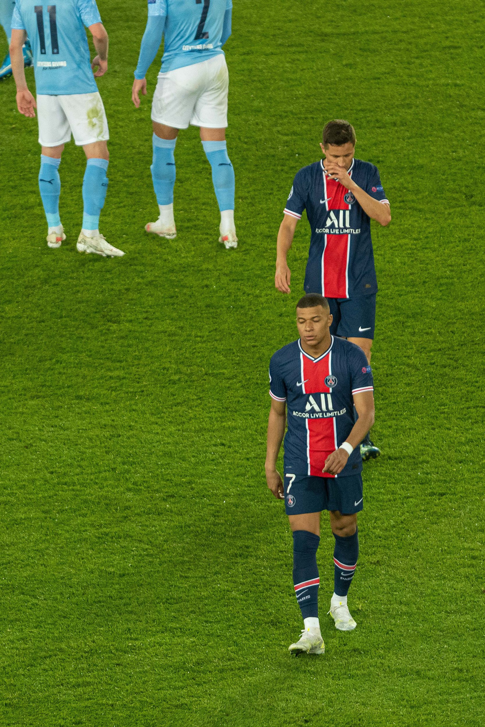 西班牙客场惨败,争冠前景黯淡 西班牙客场惨败,争冠前景黯淡